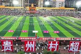 凯旋！国足成员深夜抵达深圳机场，受到球迷们热烈欢迎